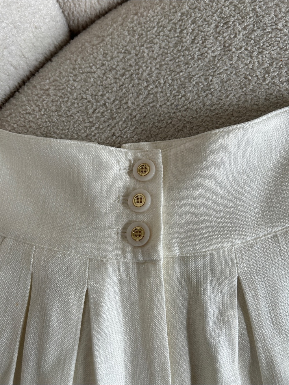 Veronica Beard Cream High-Waist Pleated Shorts - Picture 2 of 3